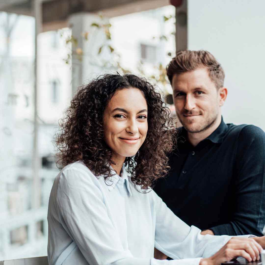 Zwei Kollegen im Büro