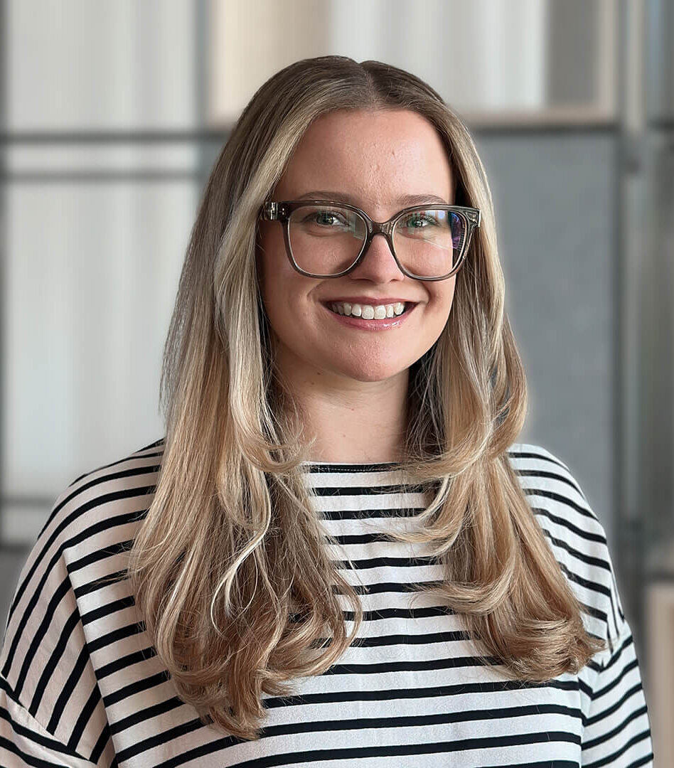 Nastja, Junior Talent Acquisition Manager aus dem Recruiting-Team von United Internet, lächelnd im Büro